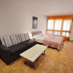 Jela Rooms And Studio